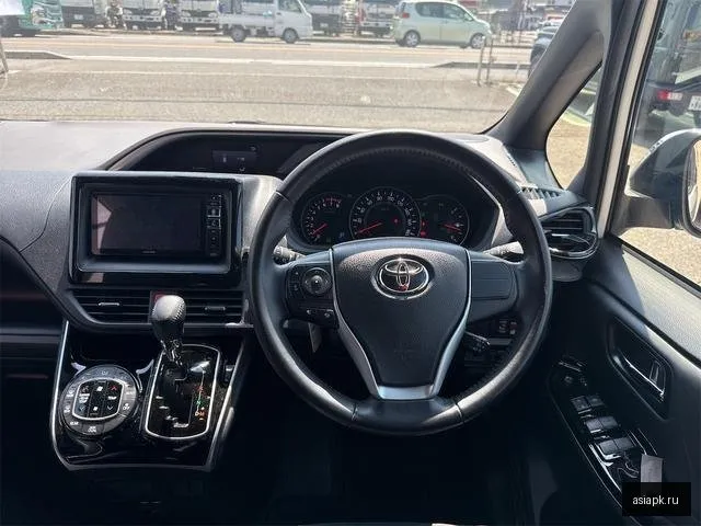 Toyota Voxy 6