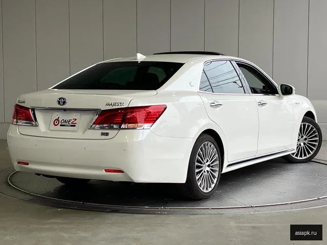 Toyota Crown Majesta 4