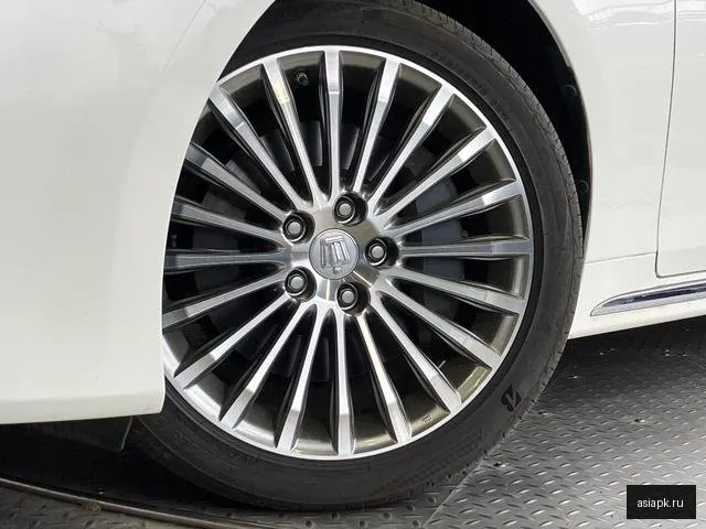 Toyota Crown Majesta 5