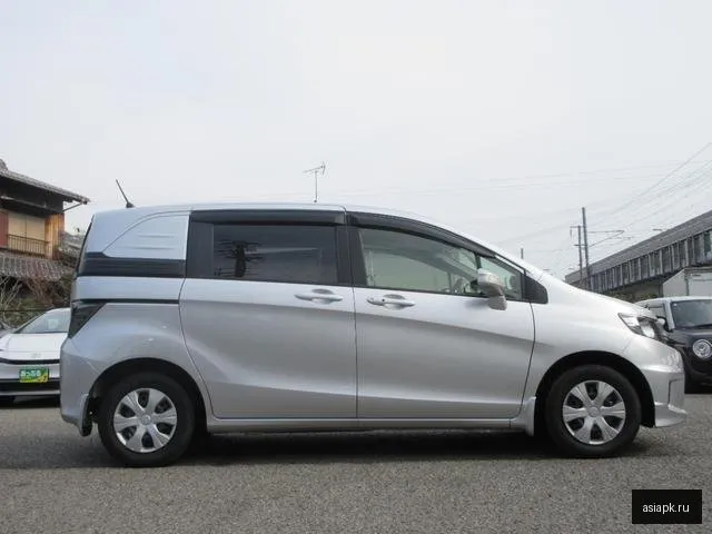 Honda Freed Spike 5