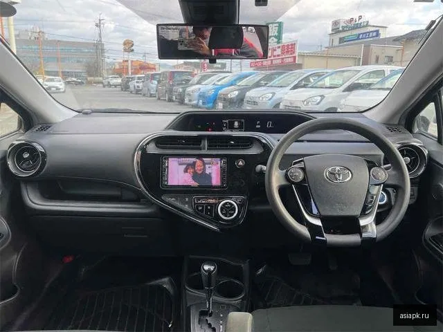 Toyota Aqua 6