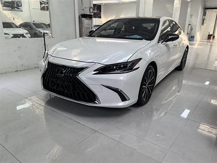 Lexus ES 2021 300h Exclusive Edition