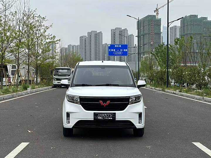 Wuling Hongguang PLUS 2019 model 1.5T manual luxury model 7-seater