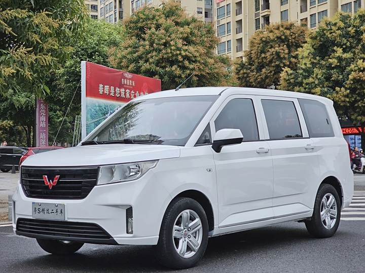 Wuling Hongguang PLUS 2020 model 1.5L manual comfortable 7-seater