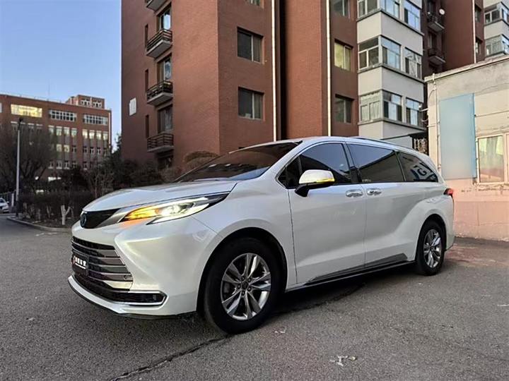Sina SIENNA 2021 2.5L Hybrid Supreme Edition