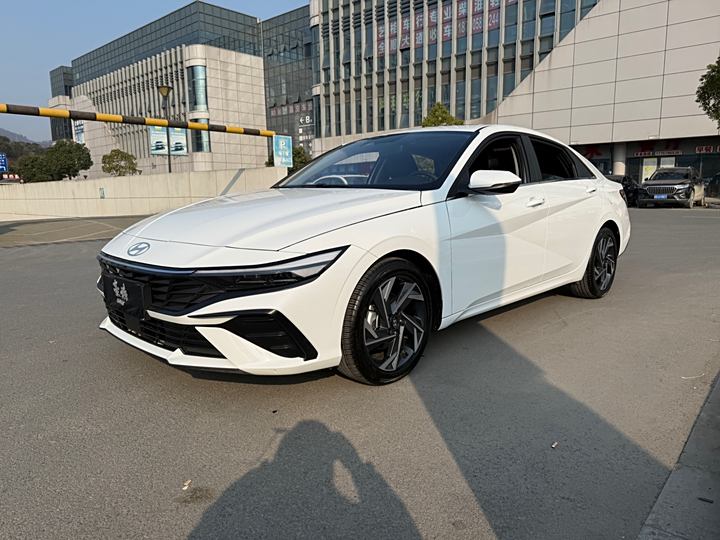 Elantra 2023 1.5L CVT LUX Premium Edition