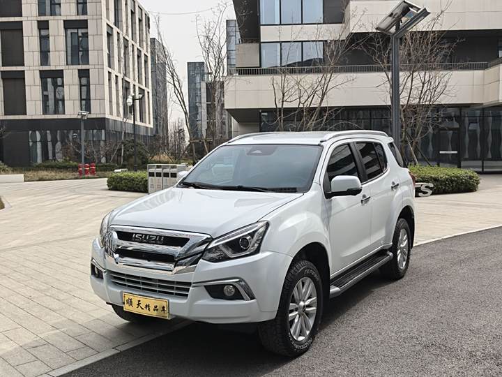 mu-X Duyouxia 2022 model 2.0T gasoline automatic four-wheel drive version 5 seats
