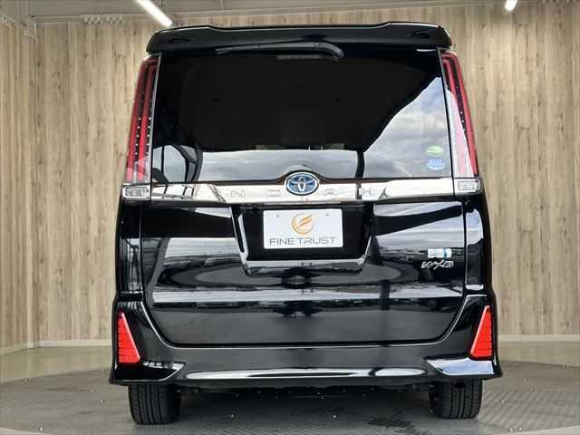 TOYOTA NOAH HYBRID SI WxB