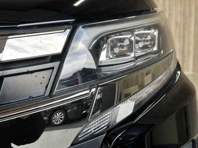 TOYOTA NOAH HYBRID SI WxB