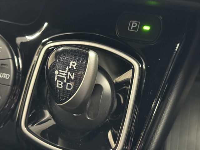 TOYOTA NOAH HYBRID SI WxB