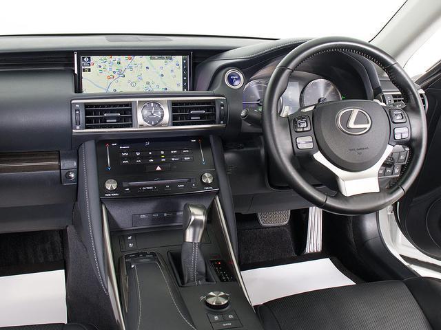 LEXUS IS IS300H VERSION L