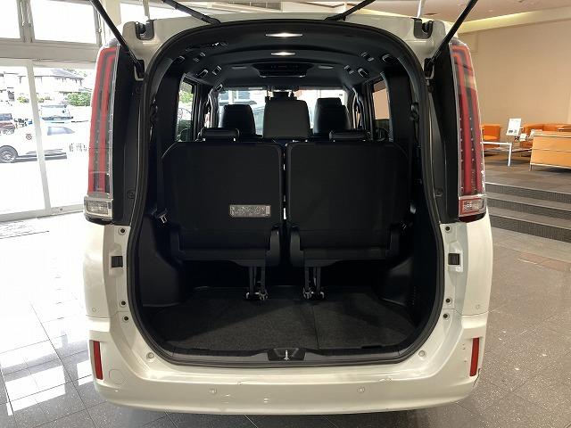 TOYOTA ESQUIRE HYBRID GI PREMIUM PACKAGE BLACK TAILORED