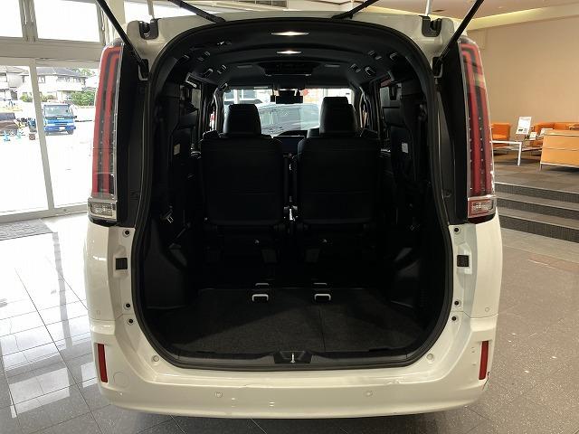 TOYOTA ESQUIRE HYBRID GI PREMIUM PACKAGE BLACK TAILORED