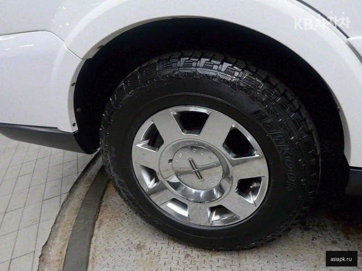 Lexus UX200 5