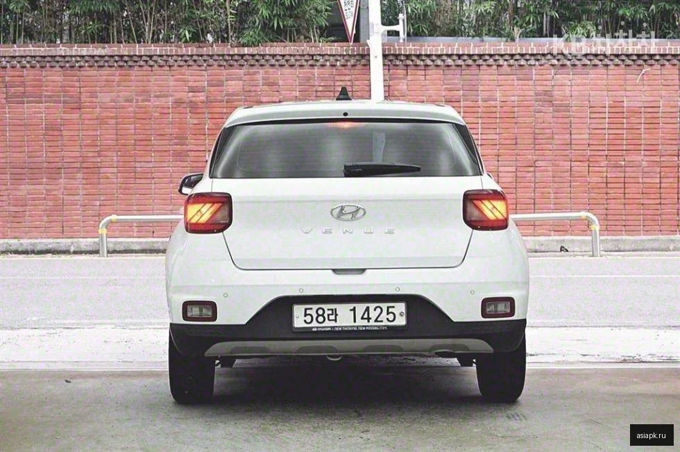 Lexus UX200 3