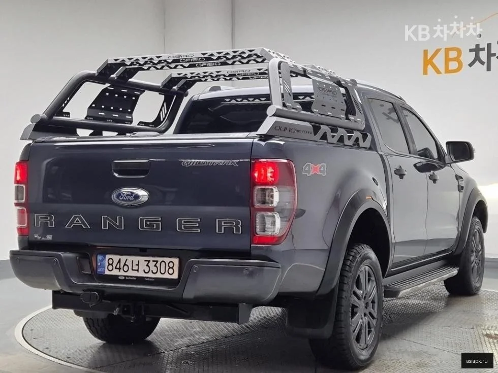 Lexus UX200 3