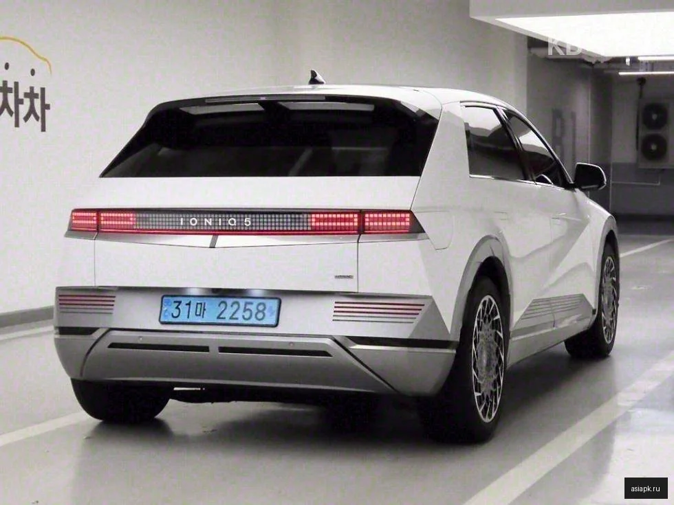 Lexus UX200 3