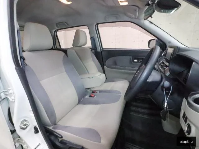 Daihatsu Cast 5