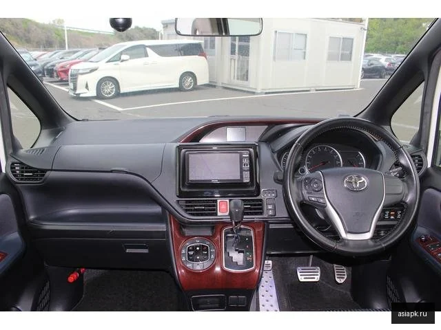 Toyota Voxy 3