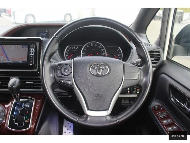 Toyota Voxy 4