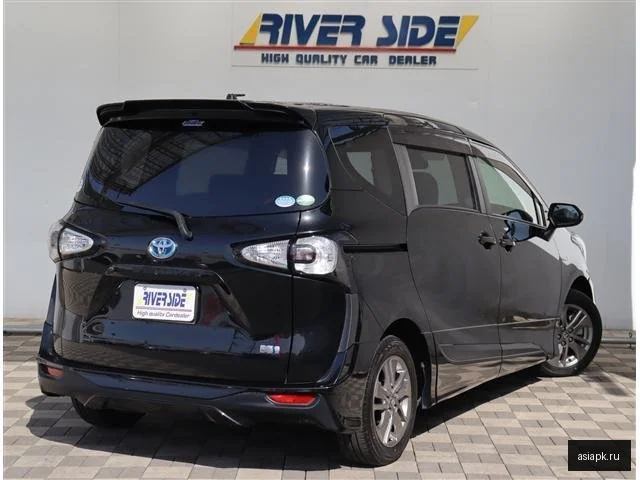 Toyota Sienta 4