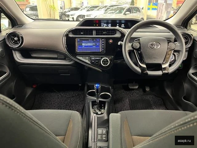 Toyota Aqua 4