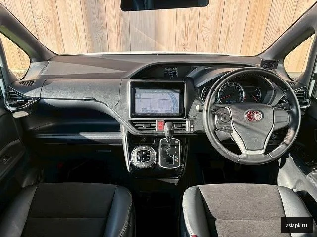 Toyota Noah 3