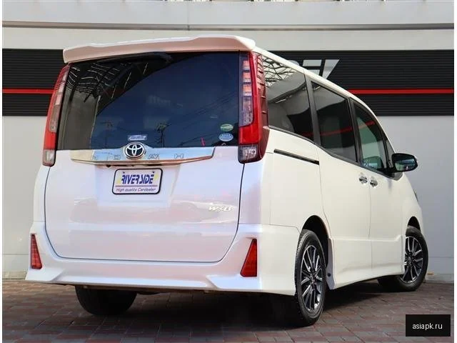 Toyota Noah 3