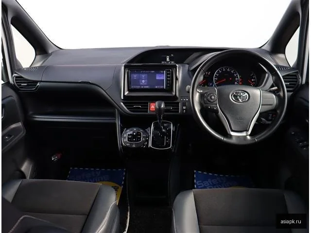 Toyota Noah 4